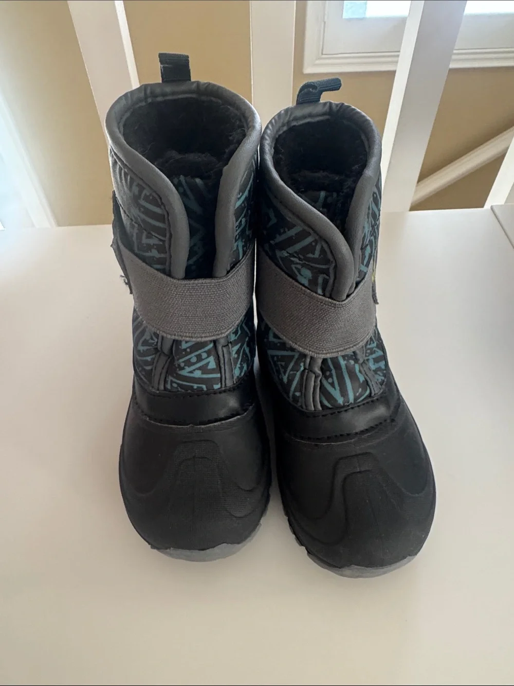 Kids snow boots size 7